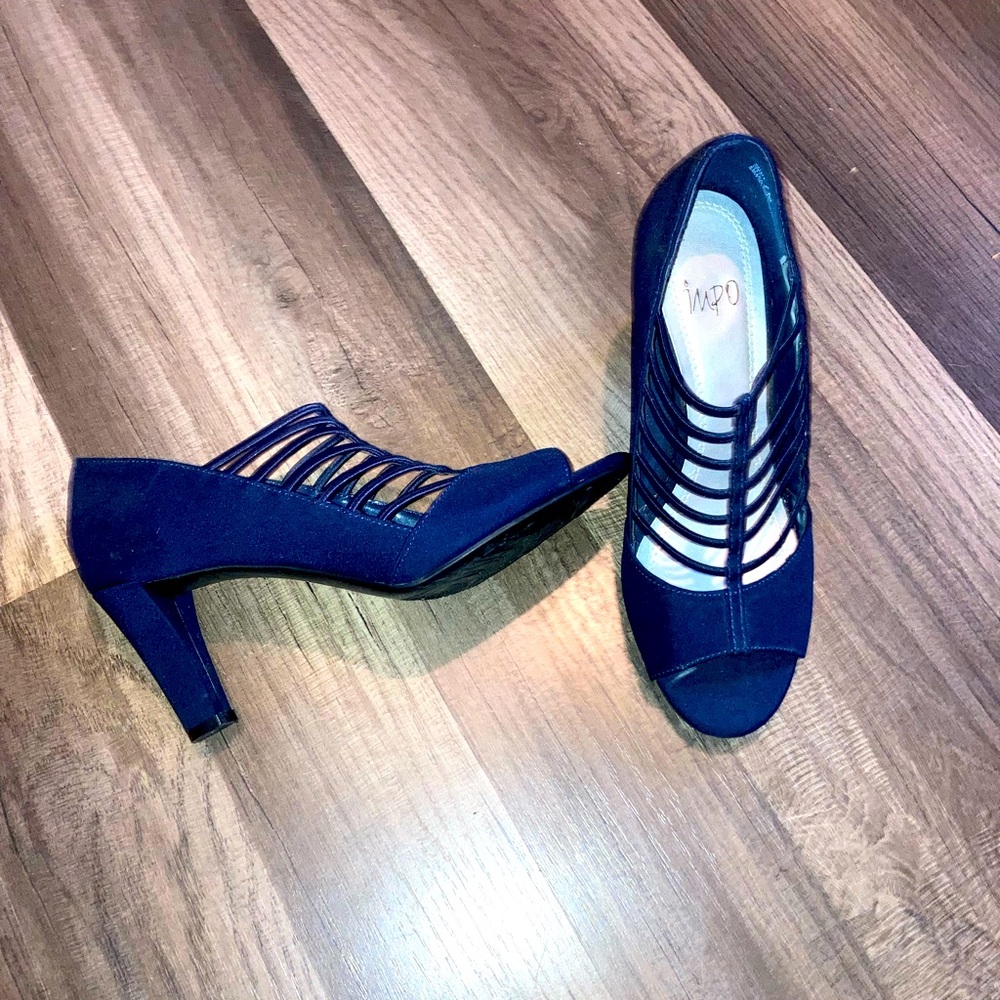 Size 7 Navy heels, like new, worn once.